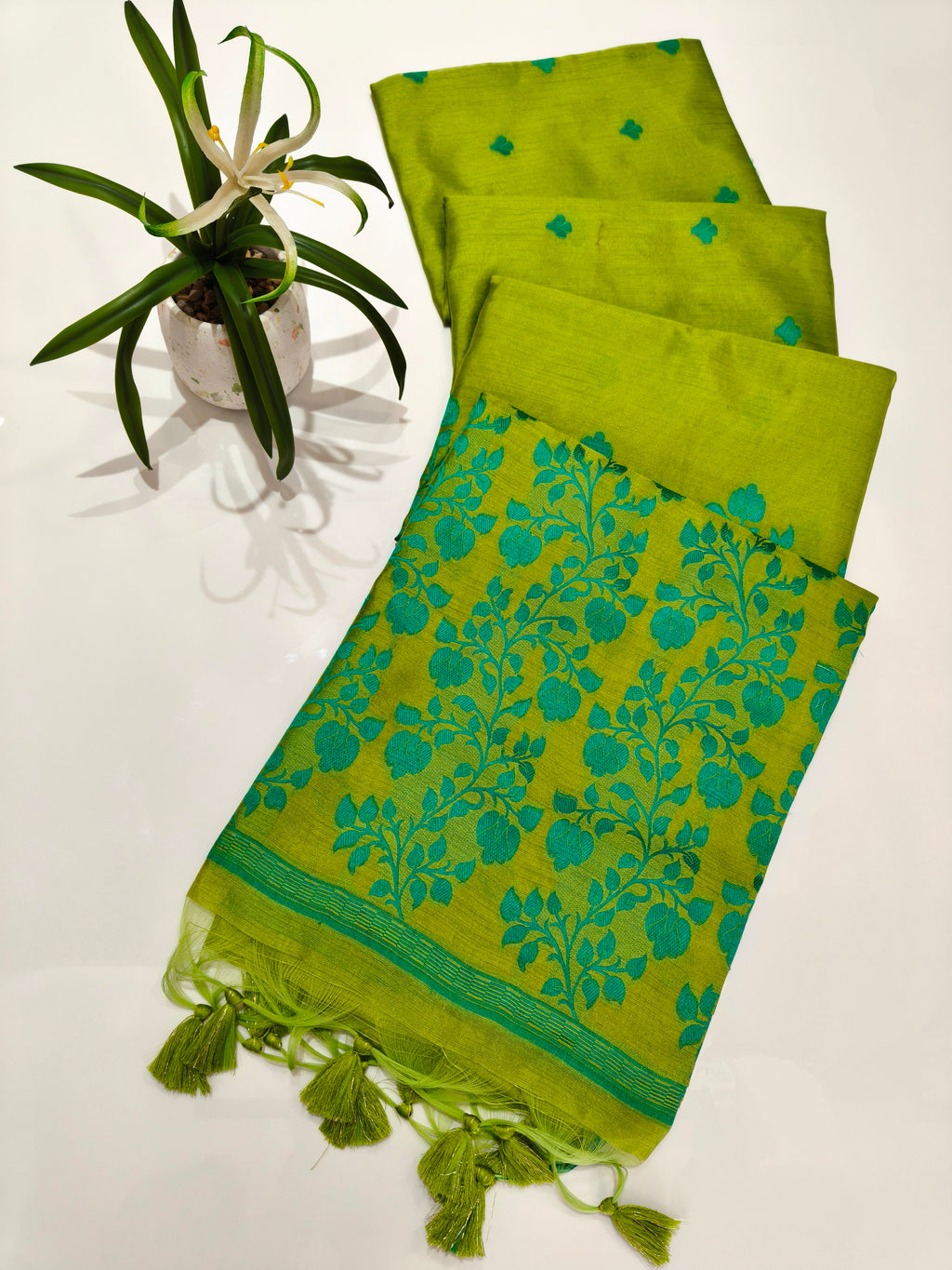 Tussar Raw Silk Floral Weaving Saree - GREEN