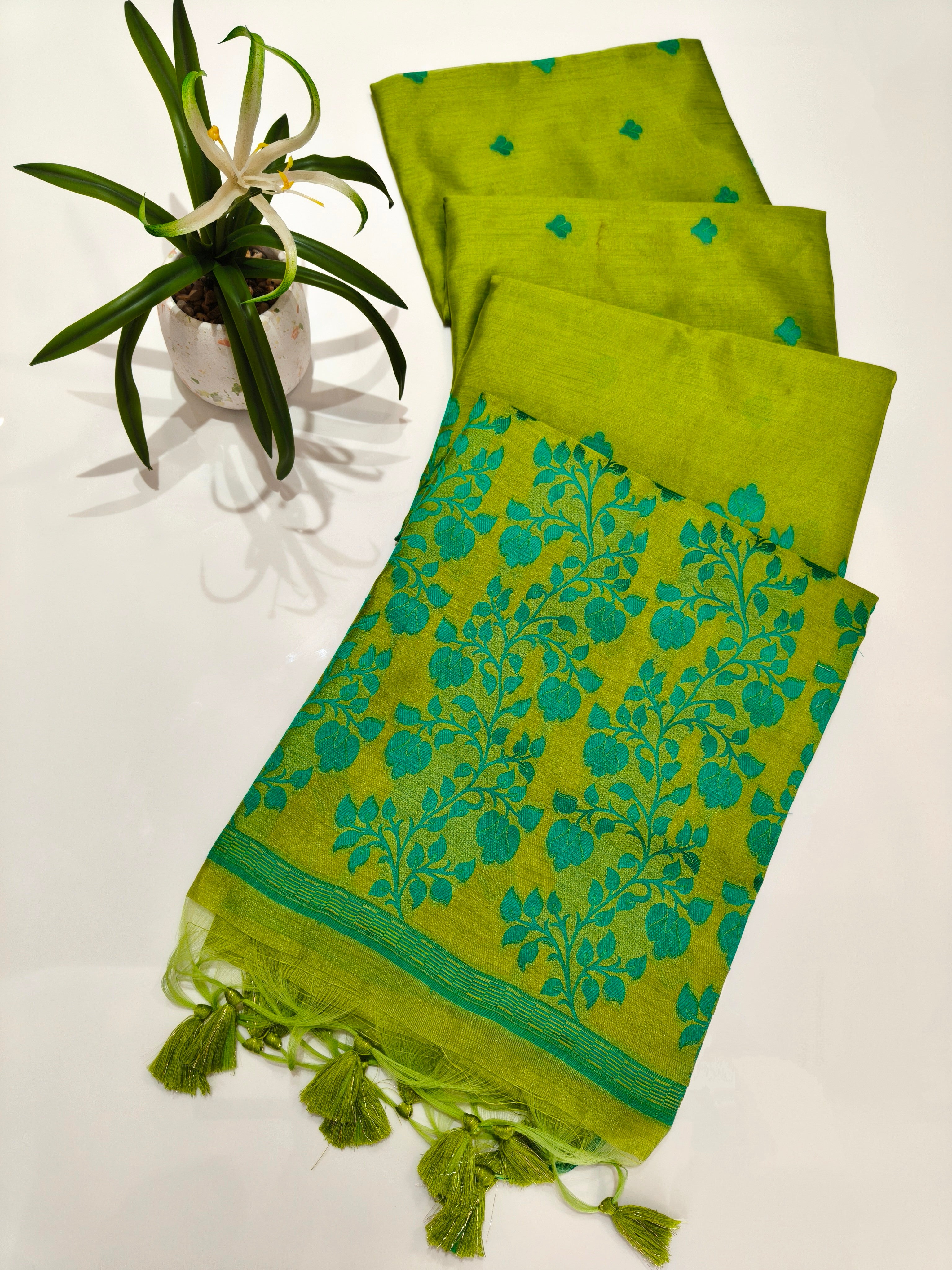 Tussar Raw Silk Floral Weaving Saree - GREEN