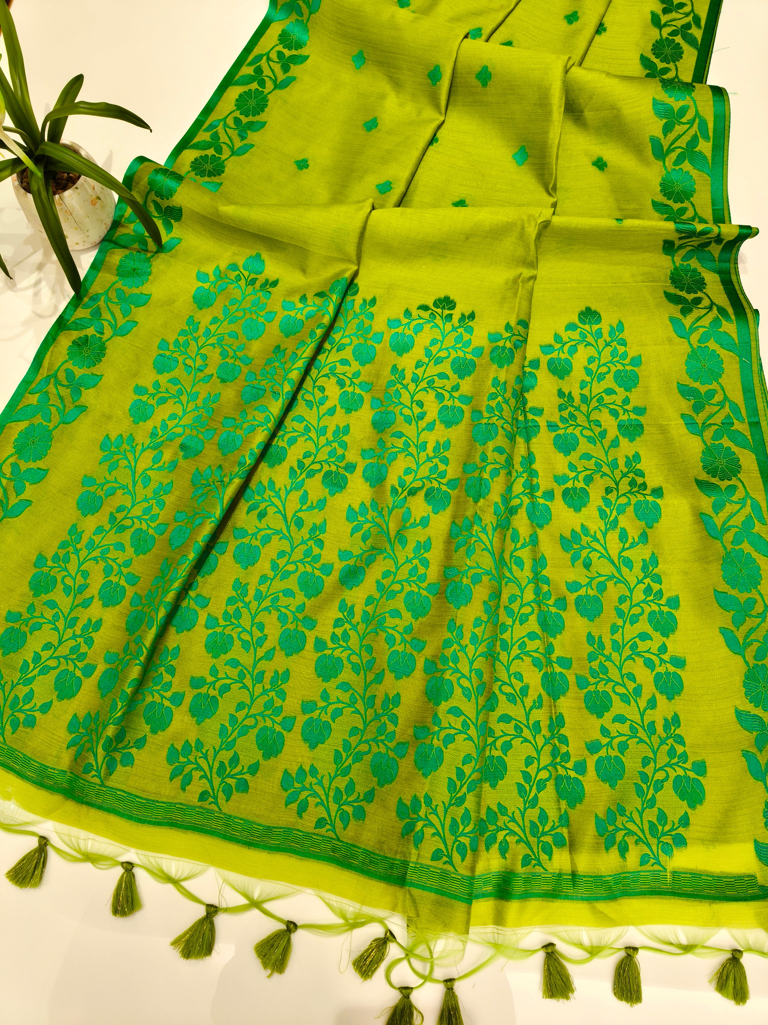Tussar Raw Silk Floral Weaving Saree - GREEN