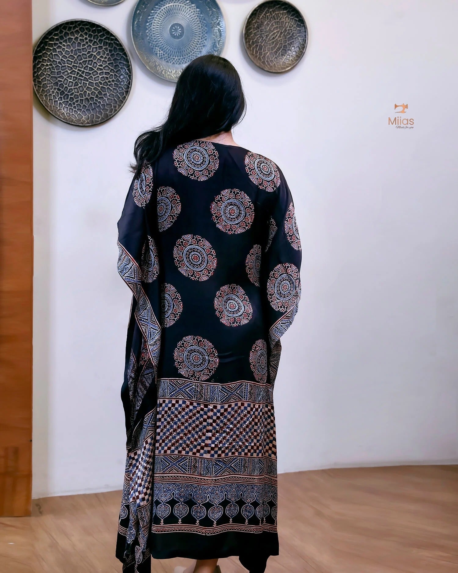 Modal   Silk   Kaftan   |   Folding   Collar   Flowing   Drape   |   Black